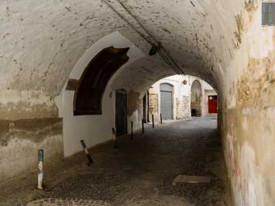 Proseguiamo ora sulla stessa strada e svoltiamo a destra su via Leonida fin sotto Arco Pagano, dove troviamo una seconda edicola dedicata alla Madonna Immacolata